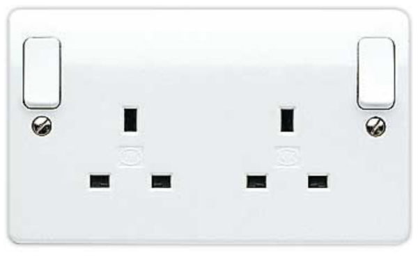 MK K2746WHI Socket 2G Dual Earth 13A